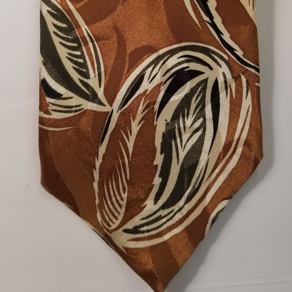 Silk necktie with leaf print
